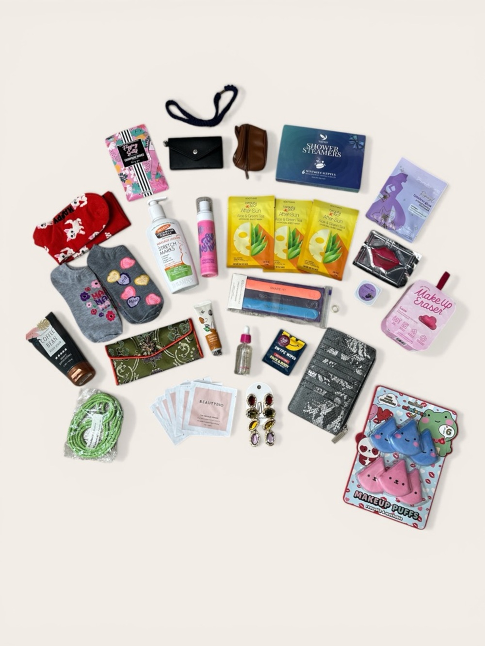 Assorted Women’s Beauty & Accessory Gift Set 34 items in this bundle